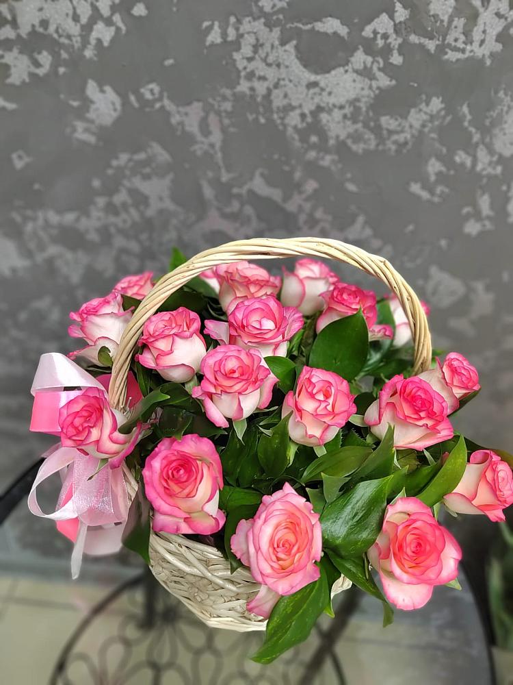 Цветочная композиция из Розы в корзине в Кабожа