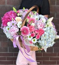 Композиция солнечный день в Кабожа Цветочная композиция из Розы, Хризантемы, Пионы и Лизиантусы в корзине в Кабожа