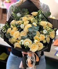 Букет птица счастья в Кабожа Букет цветов из: Розы и Лизиантусы в Кабожа
