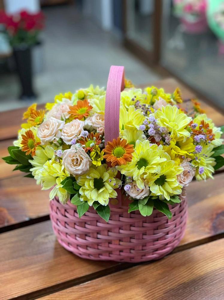 Цветочная композиция из Хризантемы и Розы в корзине в Кабожа