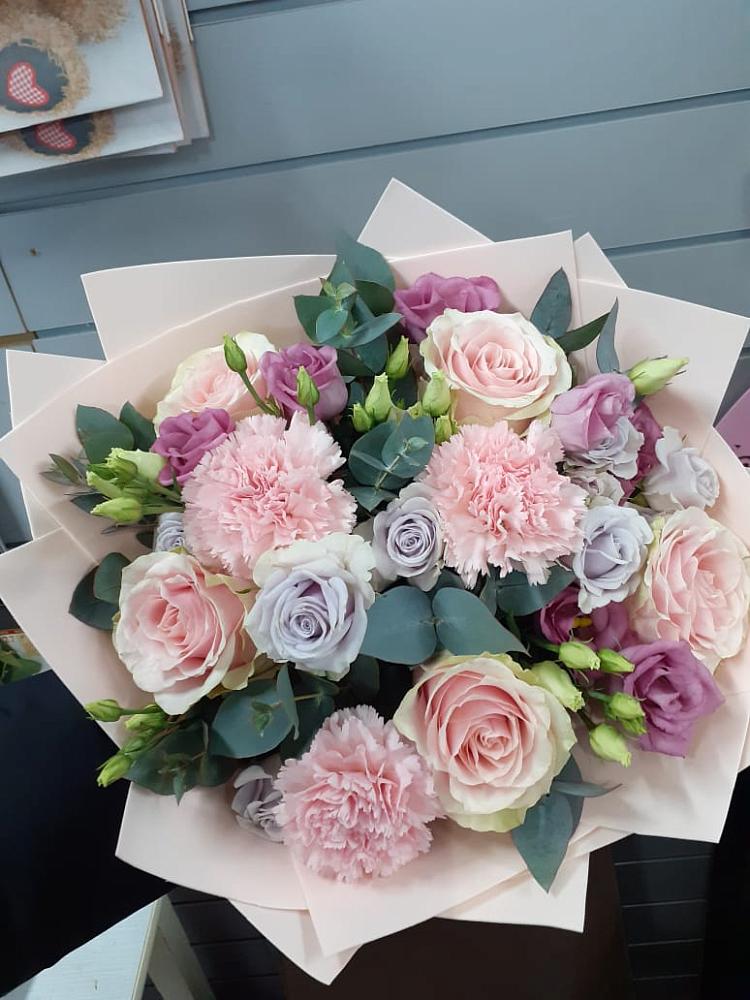 Букет цветов из: Розы, Гвоздики и Лизиантусы в Кабожа